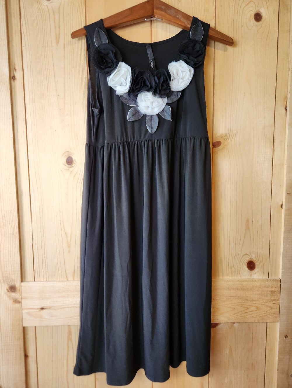 Nic & Dom Black/White Embellished Fabric Rose Neck Sleeveless Pull-On Dress